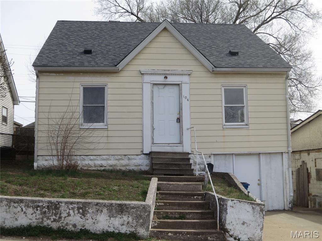 Homes for sale in East Alton, IL | 104 N Pence St, East Alton, IL 62024 | MLS# MIS26014652