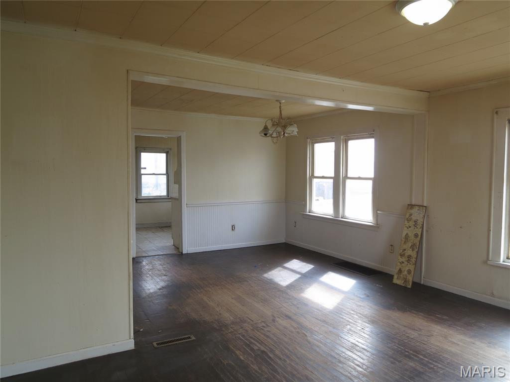 Homes for sale in East Alton, IL | 104 N Pence St, East Alton, IL 62024 | MLS# MIS26014652