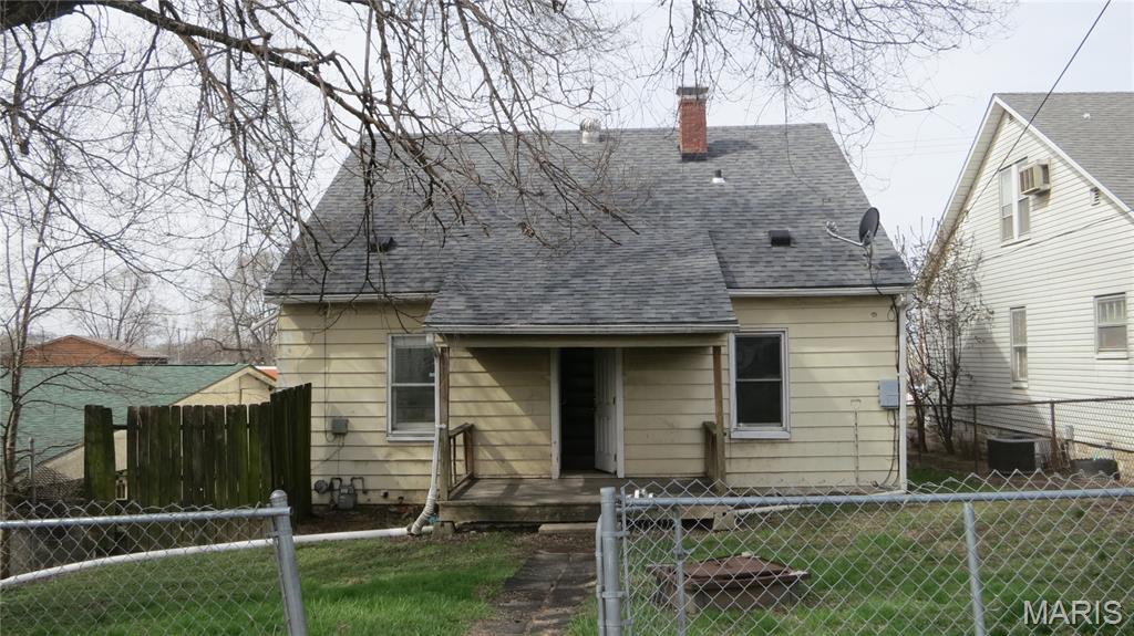 Homes for sale in East Alton, IL | 104 N Pence St, East Alton, IL 62024 | MLS# MIS26014652