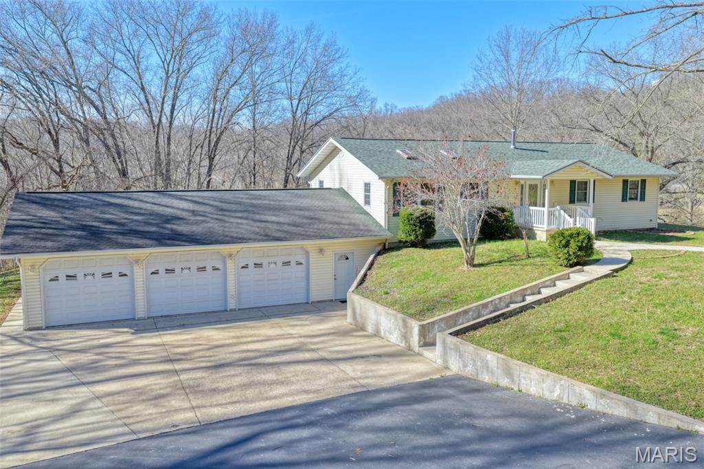 Homes for sale in Chester, IL | 369 Mullins Rd, Chester, IL 62233 | MLS# MIS26014903