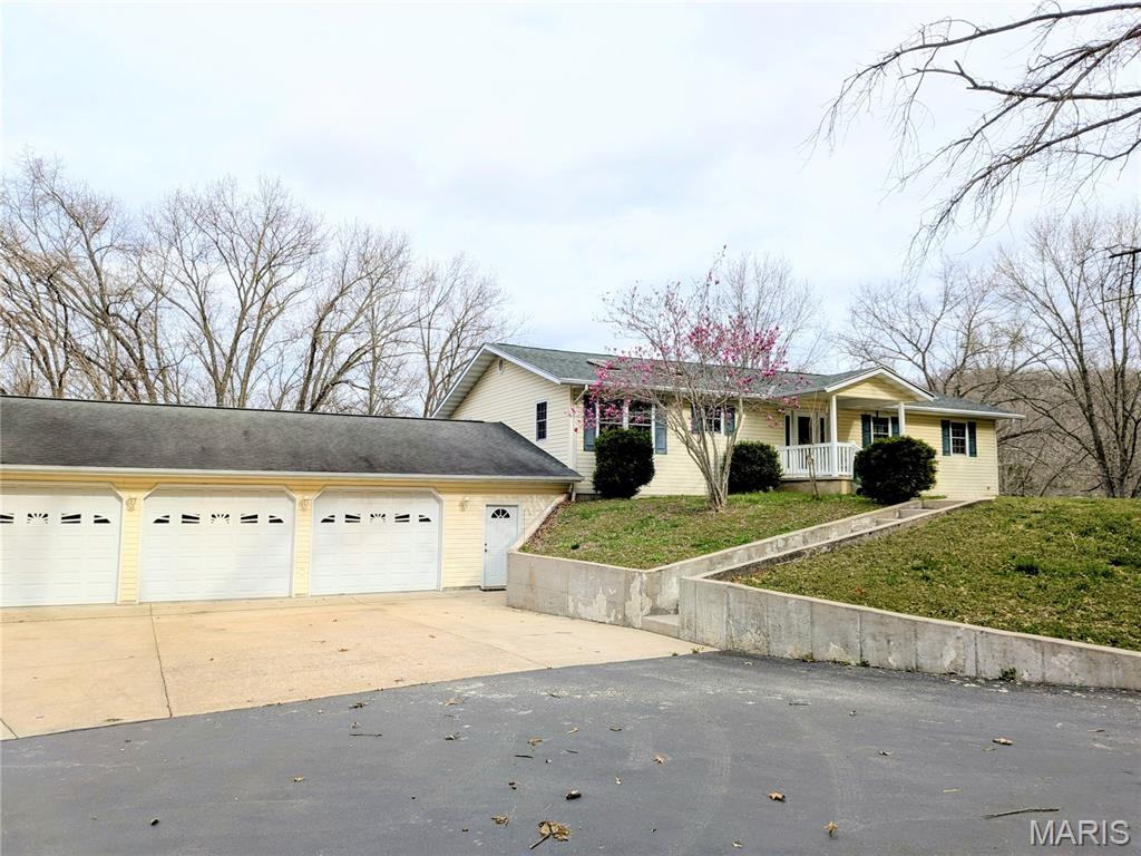 Homes for sale in Chester, IL | 369 Mullins Rd, Chester, IL 62233 | MLS# MIS26014903
