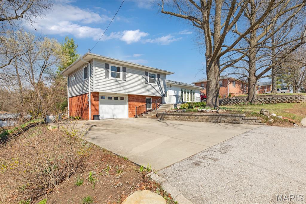 Homes for sale in East Alton, IL | 457 W Rosewood, East Alton, IL 62024 | MLS# MIS26014998