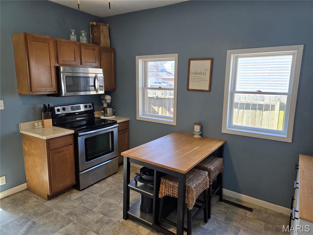 Homes for sale in Gillespie, IL | 212 E Elm St, Gillespie, IL 62033 | MLS# MIS26015566