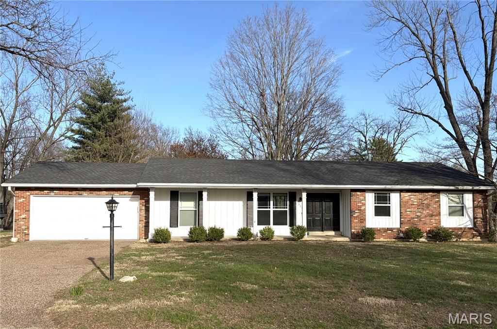 Homes for sale in Edwardsville, IL | 921 Surrey Ct, Edwardsville, IL 62025 | MLS# MIS26015721