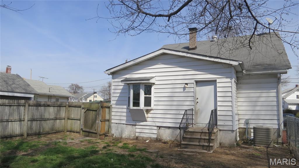 Homes for sale in East Alton, IL | 154 S Pence St, East Alton, IL 62024 | MLS# MIS26016403