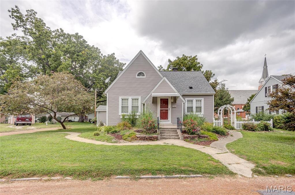 Homes for sale in Jerseyville, IL | 111 W Barr Pl, Jerseyville, IL 62052 | MLS# MIS26019043