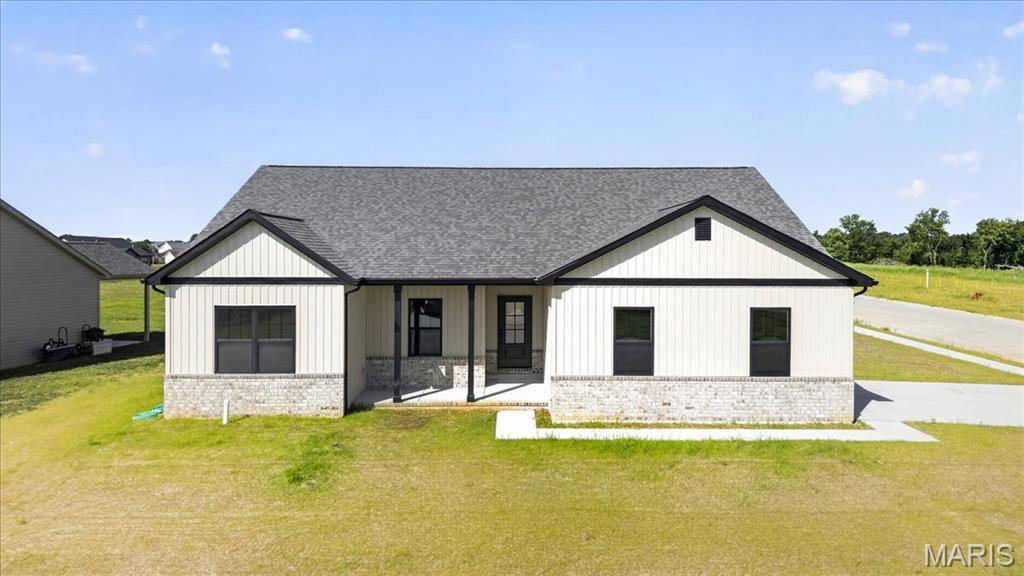 Homes for sale in Waterloo, IL | 951 Forbs Dr, Waterloo, IL 62298 | MLS# MIS26023391
