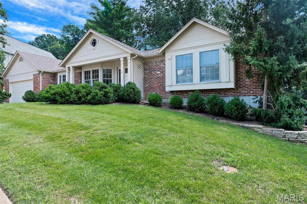 3rd image of 324 W Manor Dr, Chesterfield, MO 63017 | MLS# MIS26026344