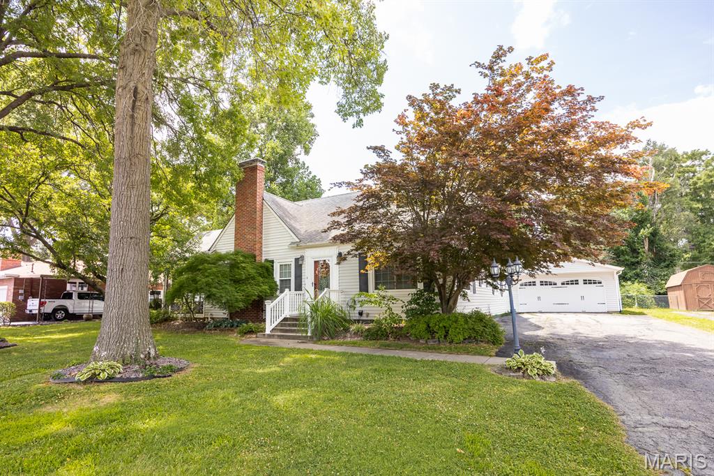 Homes for sale in East Alton, IL | 239 S 9th St, East Alton, IL 62024 | MLS# MIS26027661