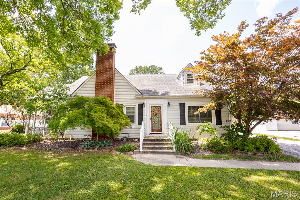 Homes for sale in East Alton, IL | 239 S 9th St, East Alton, IL 62024 | MLS# MIS26027661