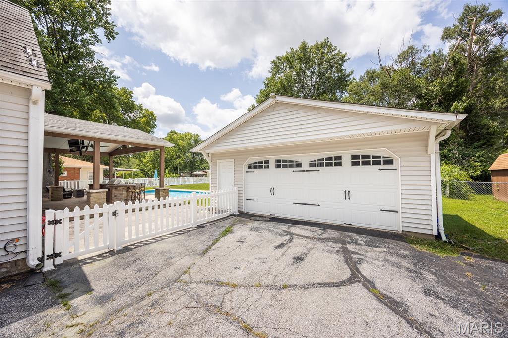 Homes for sale in East Alton, IL | 239 S 9th St, East Alton, IL 62024 | MLS# MIS26027661