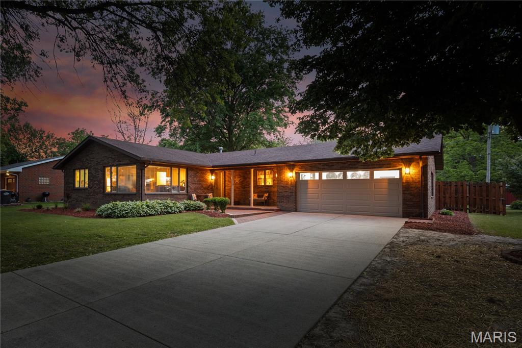 Homes for sale in Moro, IL | 5 Magnolia Dr, Moro, IL 62067 | MLS# MIS26029137