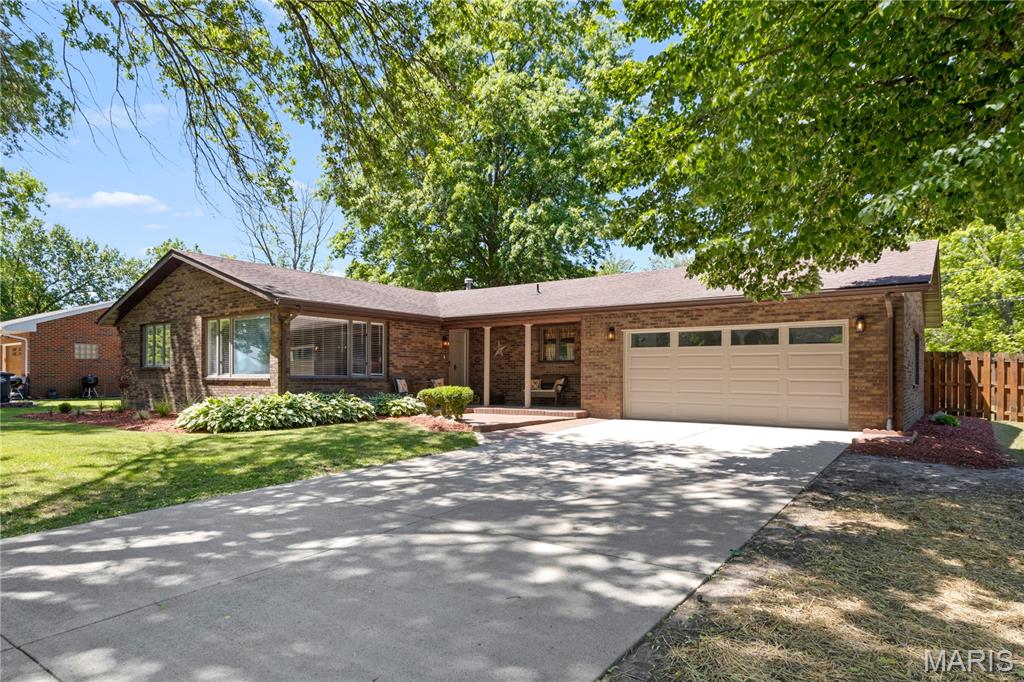 Homes for sale in Moro, IL | 5 Magnolia Dr, Moro, IL 62067 | MLS# MIS26029137