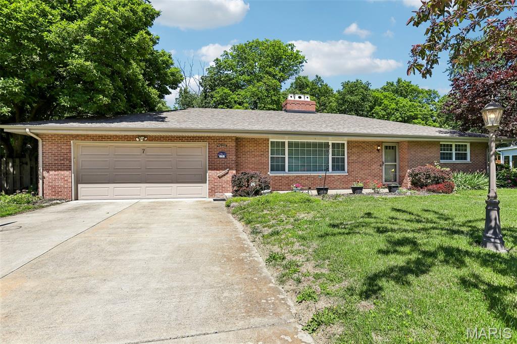 Homes for sale in Glen Carbon, IL | 7 Lou Juan Dr, Glen Carbon, IL 62034 | MLS# MIS26031231