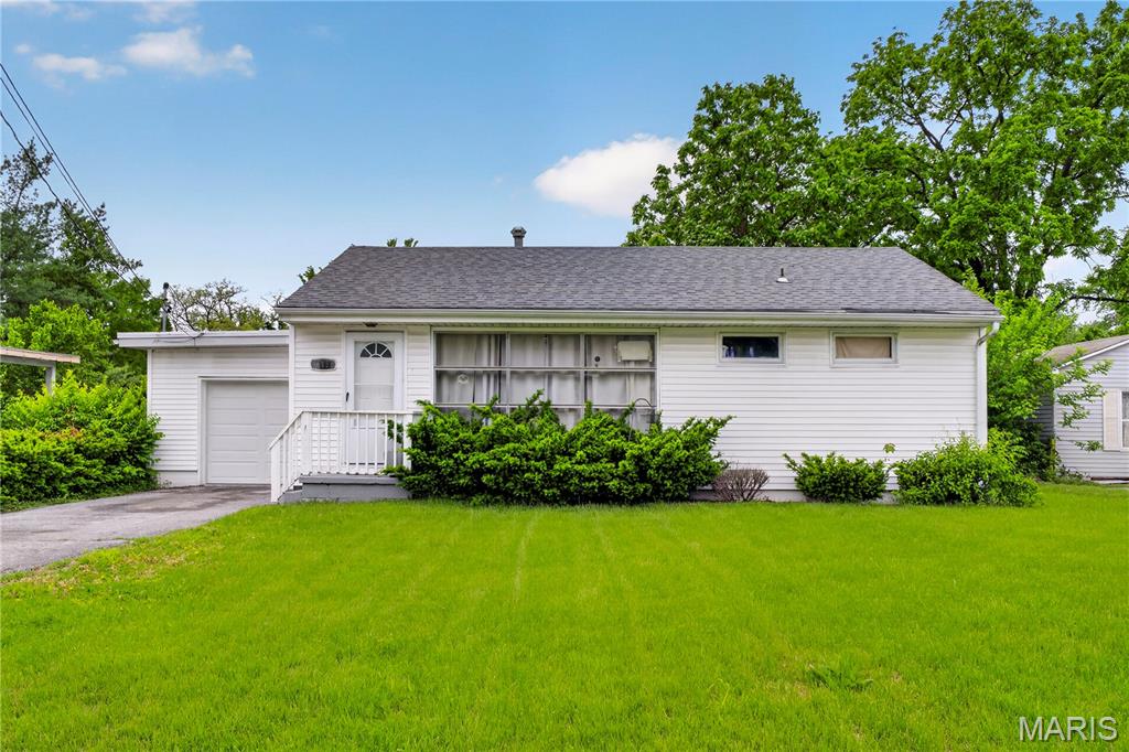 Homes for sale in Belleville, IL | 109 Cascade Dr, Belleville, IL 62223 | MLS# MIS26031693