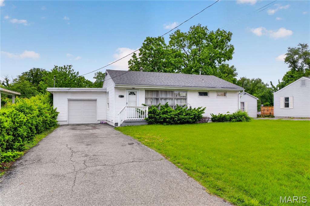 Homes for sale in Belleville, IL | 109 Cascade Dr, Belleville, IL 62223 | MLS# MIS26031693