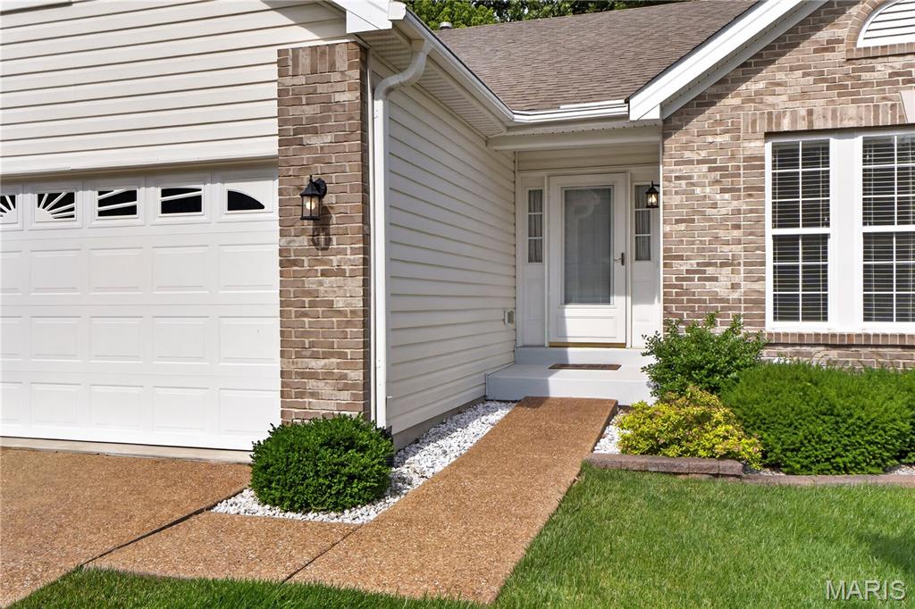 2nd image of 403 Newport Dr, St Peters, MO 63376 | MLS# MIS26031845