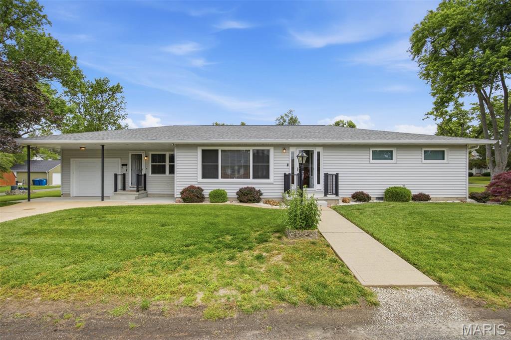 Homes for sale in Highland, IL | 1920 Cypress St, Highland, IL 62249 | MLS# MIS26031956