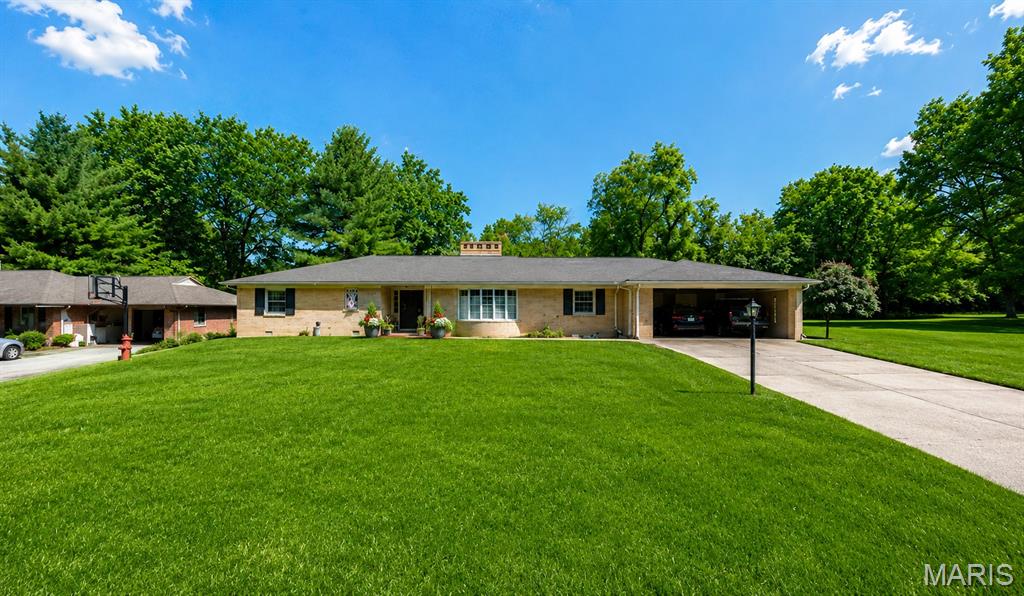 Homes for sale in Belleville, IL | 204 Country Club Ln, Belleville, IL 62223 | MLS# MIS26032491