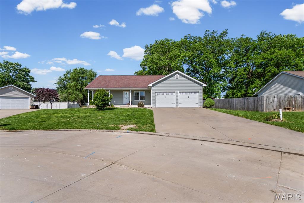 Homes for sale in Jerseyville, IL | 902 Lillian Ct, Jerseyville, IL 62052 | MLS# MIS26032492