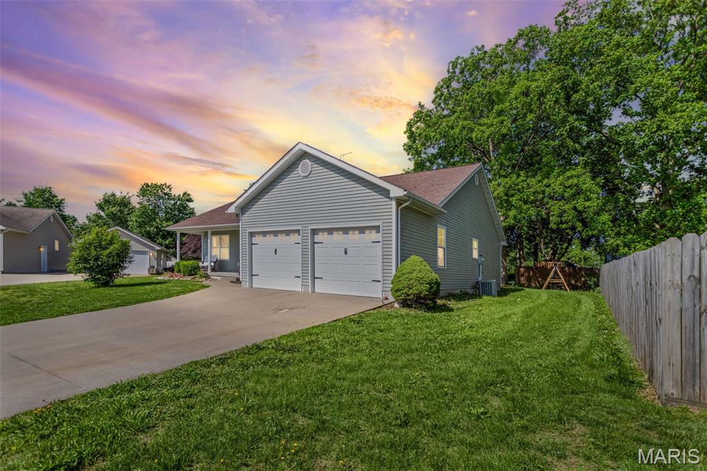 Homes for sale in Jerseyville, IL | 902 Lillian Ct, Jerseyville, IL 62052 | MLS# MIS26032492