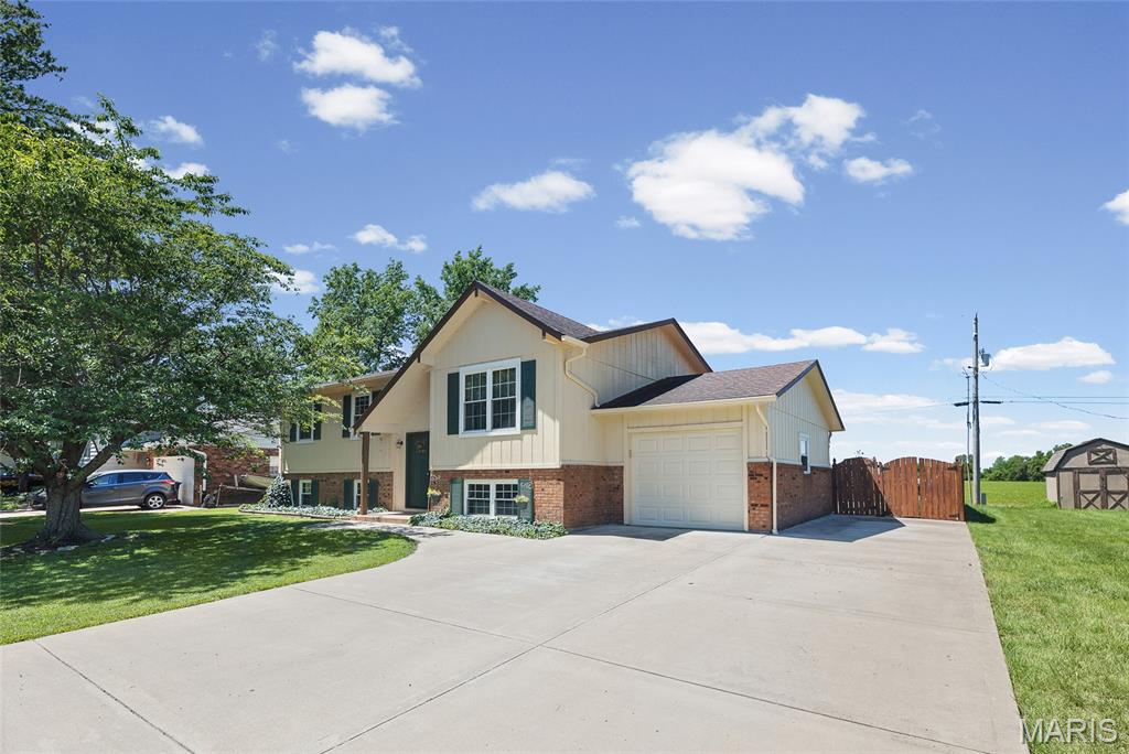 Homes for sale in Dupo, IL | 1405 Columbia Rd, Dupo, IL 62239 | MLS# MIS26032725