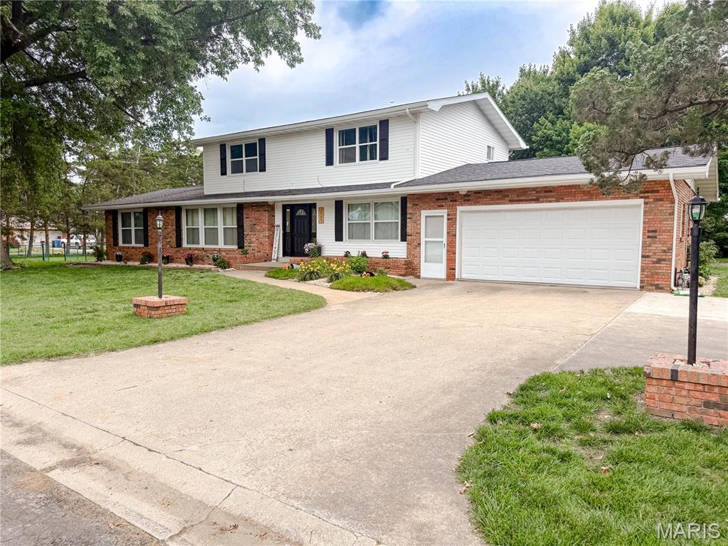 Homes for sale in Highland, IL | 2707 Lemon Street Rd, Highland, IL 62249 | MLS# MIS26034645