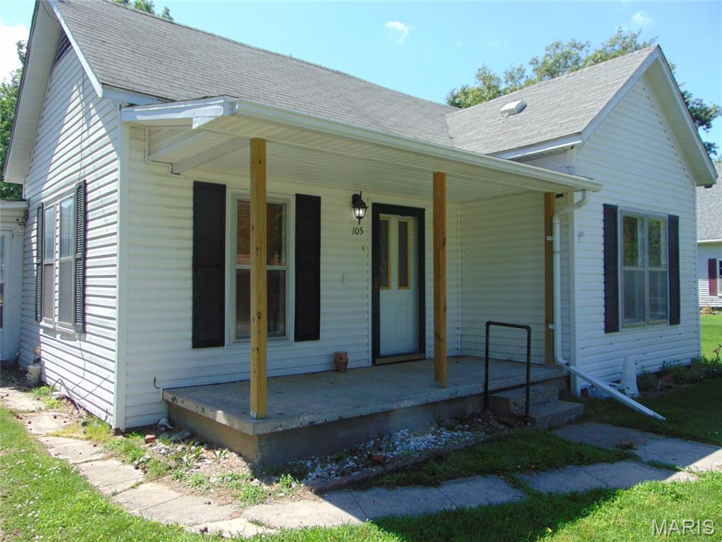 Homes for sale in Elkville, IL | 105 N 6Th St, Elkville, IL 62932 | MLS# MIS26034755