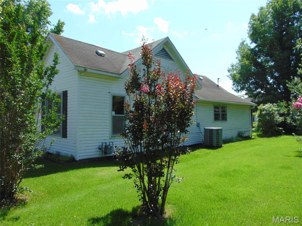 Homes for sale in Elkville, IL | 105 N 6Th St, Elkville, IL 62932 | MLS# MIS26034755