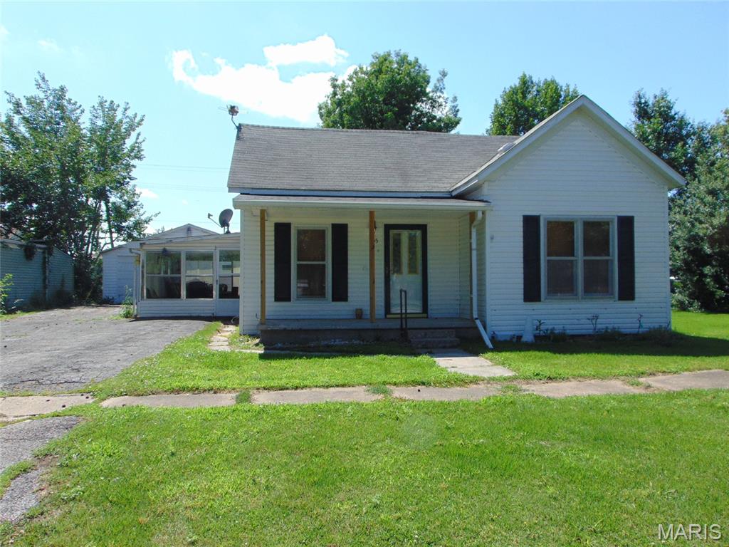 Homes for sale in Elkville, IL | 105 N 6th St, Elkville, IL 62932 | MLS# MIS26034755