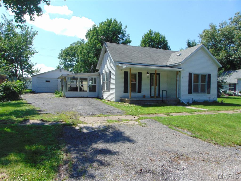 Homes for sale in Elkville, IL | 105 N 6th St, Elkville, IL 62932 | MLS# MIS26034755