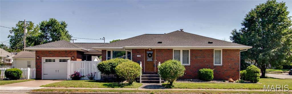 Homes for sale in Wood River, IL | 110 Eaton Ave, Wood River, IL 62095 | MLS# MIS26034883
