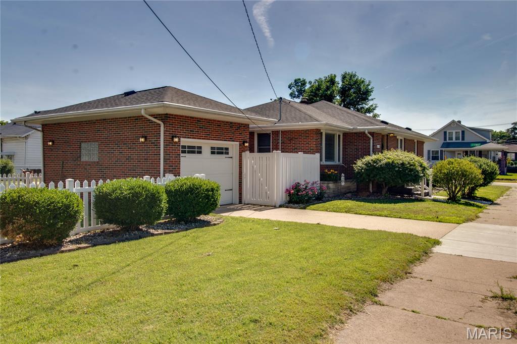 Homes for sale in Wood River, IL | 110 Eaton Ave, Wood River, IL 62095 | MLS# MIS26034883