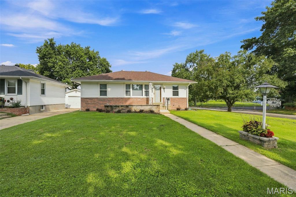 3rd image of 1 Louise Ct, Florissant, MO 63031 | MLS# MIS26036575