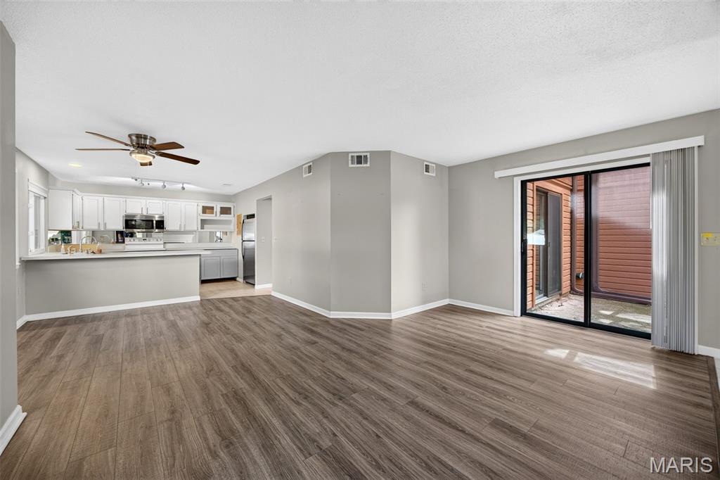 3rd image of 408 Kipling Wy, Weldon Spring, MO 63304