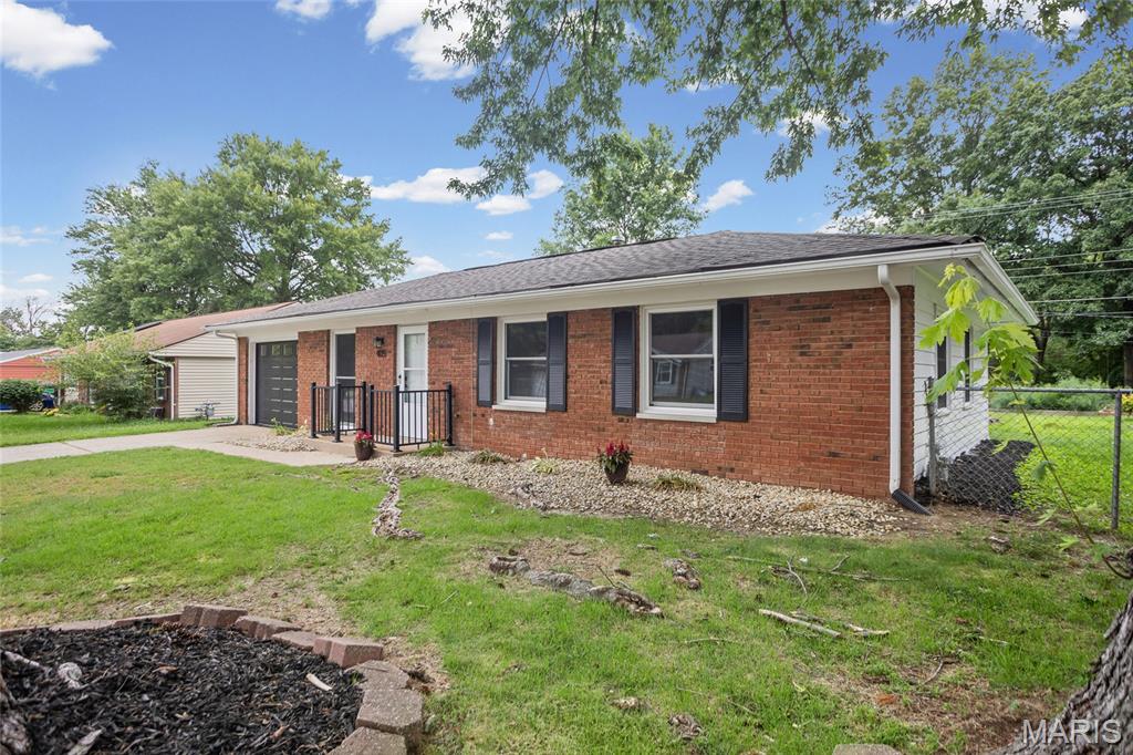 Homes for sale in Belleville, IL | 405 Todd Ln, Belleville, IL 62221 | MLS# MIS26037628