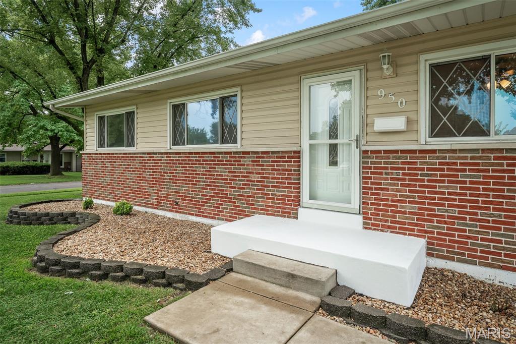 3rd image of 950 Kostka Ln, Florissant, MO 63031 | MLS# MIS26037861