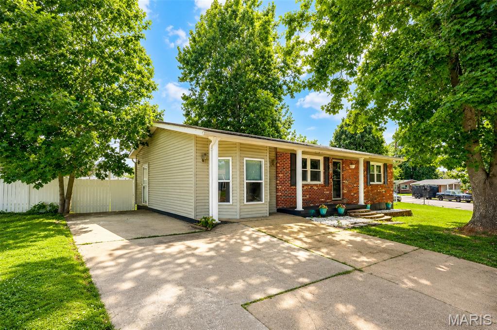 Homes for sale in Fredericktown, MO | 16 Hillcrest Dr, Fredericktown, MO 63645 | MLS# MIS26038168