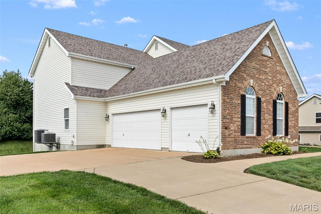 3rd image of 4053 Portland Ridge Dr, Florissant, MO 63034 | MLS# MIS26038299