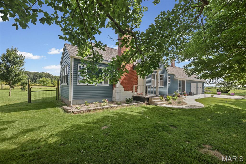 Homes for sale in Dubois, IL | 23035 Dubois Blacktop Rd, Dubois, IL 62831 | MLS# MIS26038396