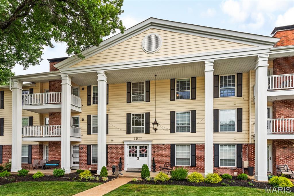 Homes for sale in Chesterfield, MO | 1511 Hampton Hall Dr #10, Chesterfield, MO 63017 | MLS# MIS26039046