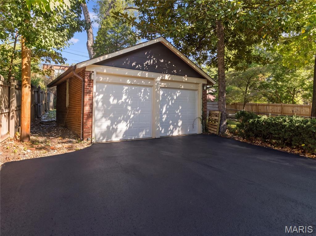 55th image of 7117 Northmoor Dr, Saint Louis, MO 63105 | MLS# MIS26039166