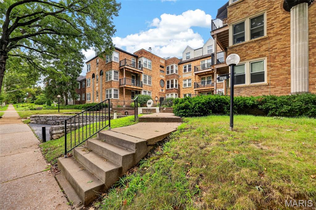 2nd image of 7532 York Dr, Clayton, MO 63105