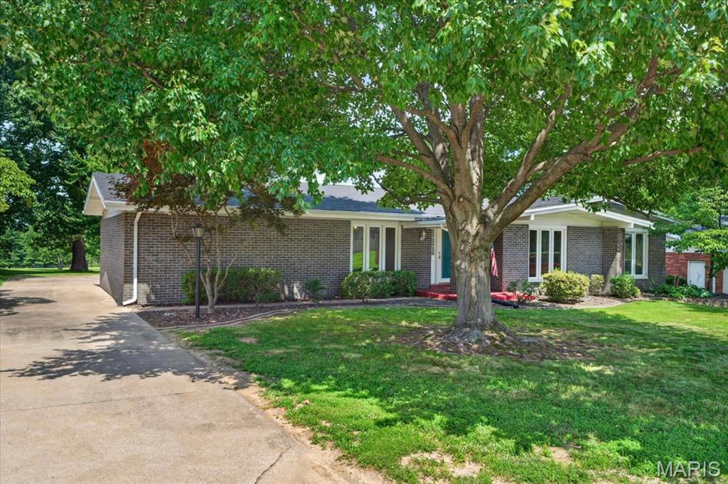 2nd image of 41 Club Grounds North Dr, Florissant, MO 63033 | MLS# MIS26041068