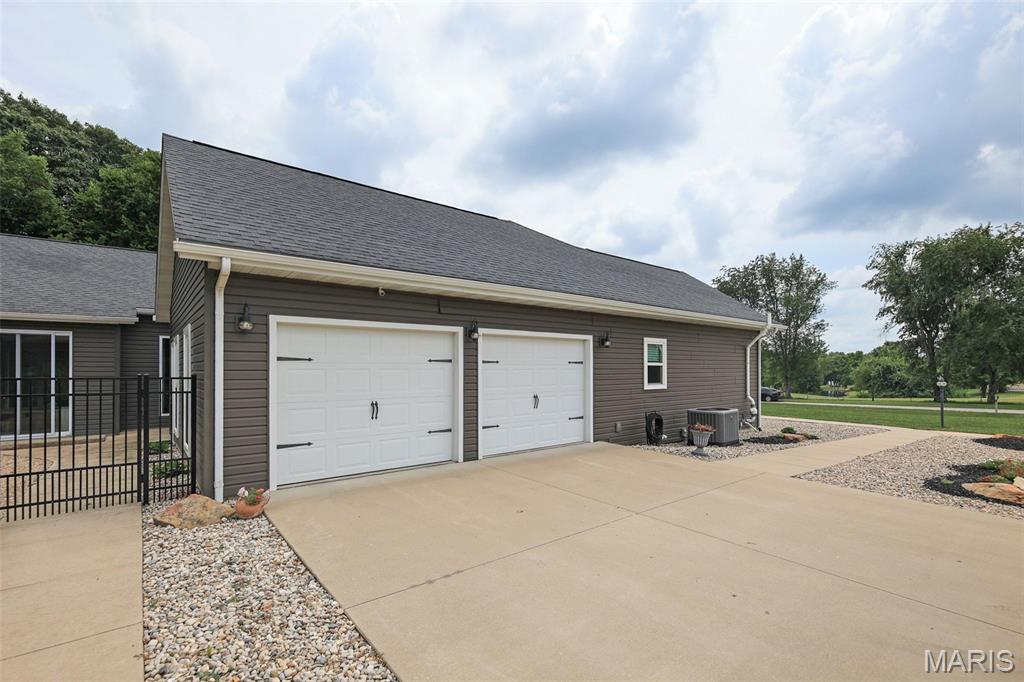 Homes for sale in Bethalto, IL | 8125 Lost Bridge Rd, Bethalto, IL 62010 | MLS# MIS26041440