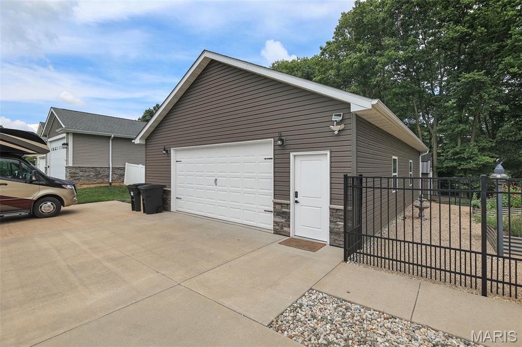 Homes for sale in Bethalto, IL | 8125 Lost Bridge Rd, Bethalto, IL 62010 | MLS# MIS26041440