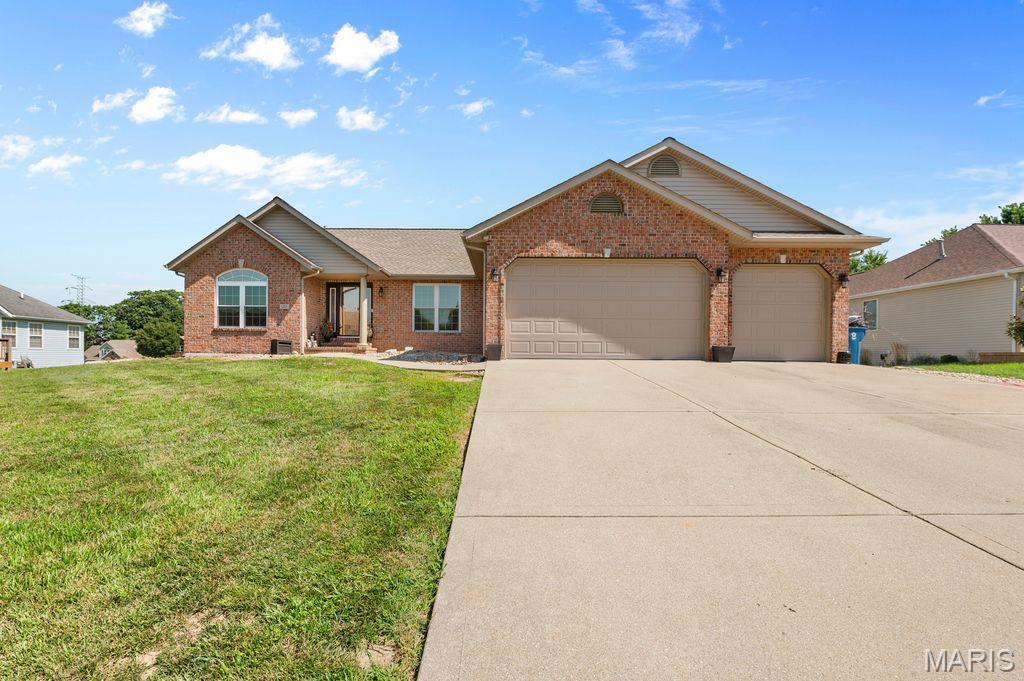 Homes for sale in Maryville, IL | 125 Oak Hill Dr, Maryville, IL 62062 | MLS# MIS26041792