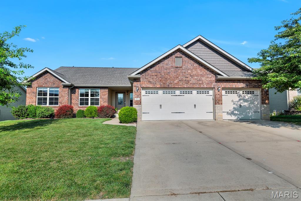 Homes for sale in Maryville, IL | 1913 Crimson Oak Dr, Maryville, IL 62062 | MLS# MIS26041856