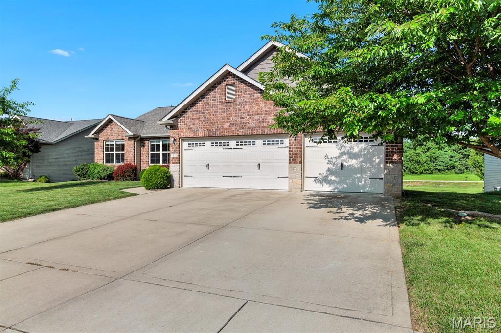 Homes for sale in Maryville, IL | 1913 Crimson Oak Dr, Maryville, IL 62062 | MLS# MIS26041856