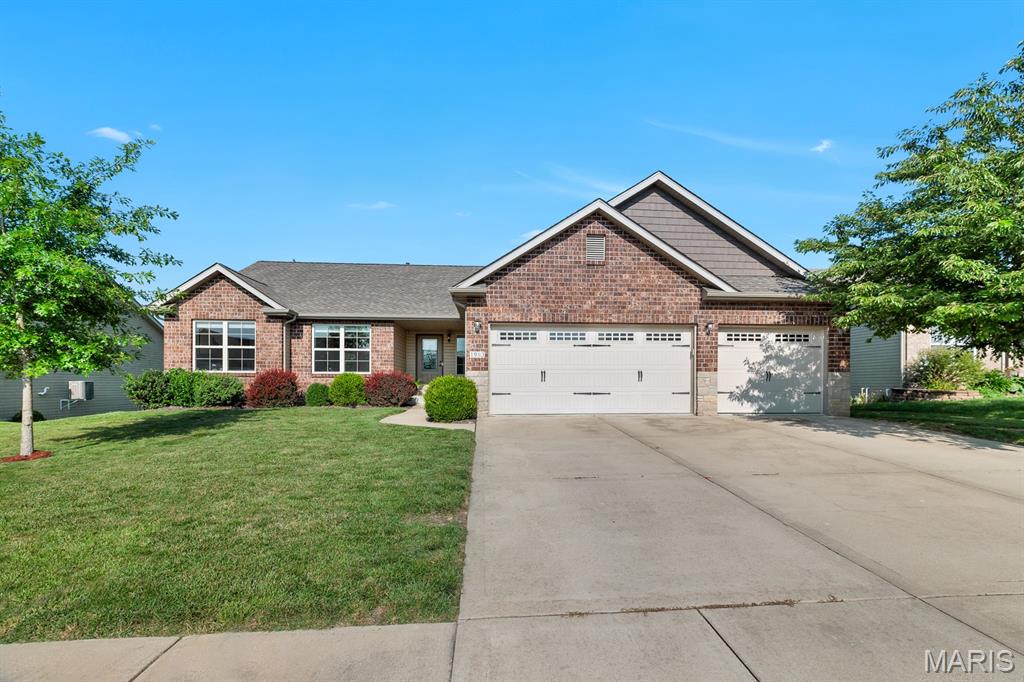 Homes for sale in Maryville, IL | 1913 Crimson Oak Dr, Maryville, IL 62062 | MLS# MIS26041856